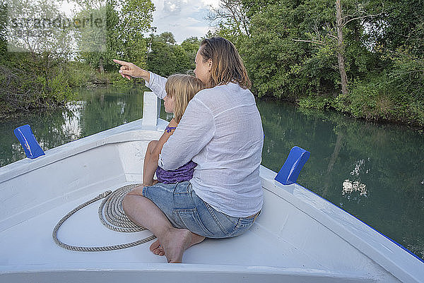 Mutter und Tochter auf einer Bootsfahrt