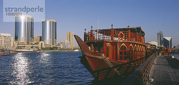 Dubai  Vereinigte Arabische Emirate  Blick auf Zwillingstürme und Dhau im Dubai Creek