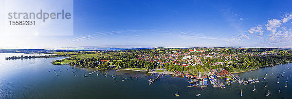 Panorama-Ansicht des Hafens am Ammersee gegen den Himmel in Bayern  Deutschland