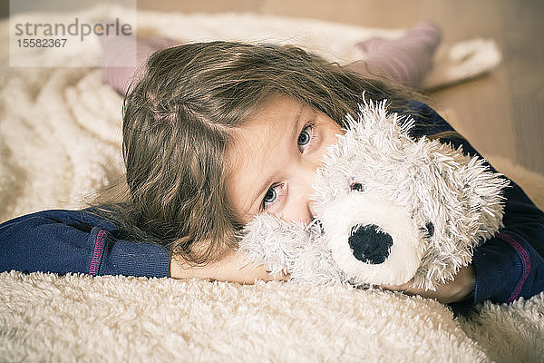 Kleines Mädchen mit ihrem Teddybär