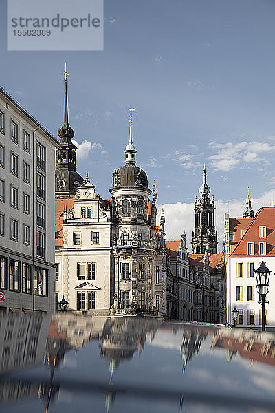 Blick auf das Residenzschloss vor blauem Himmel in Dresden  Sachsen  Deutschland