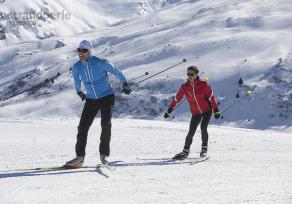 Deutschland  Mann und Frau beim Skifahren im Schnee
