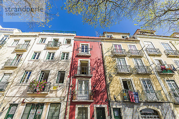 Niedrigwinkelansicht eines Wohngebäudes an einem sonnigen Tag  Lissabon  Portugal
