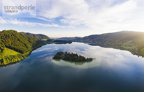 Panoramablick auf die Insel Worth und den See am Schliersee  Bayern  Deutschland