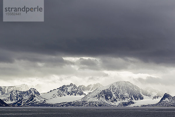 Europa  Norwegen  Spitzbergen  Svalbard  Blick auf Berge mit arktischem Ozean