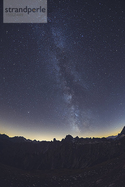 Idyllische Aufnahme der Milchstraße über den Alpen  Italien