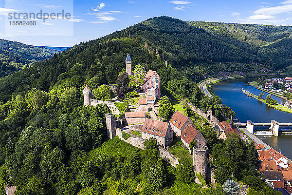 Luftaufnahme der Burg Zwingenberg auf einem Berg am Neckar  Hessen  Deutschland