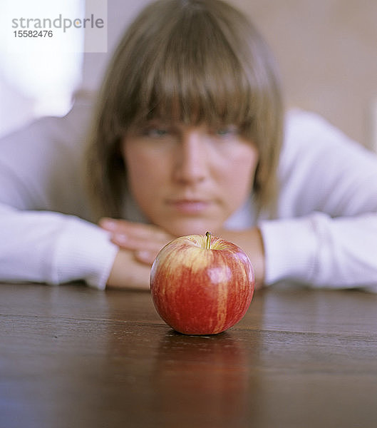 Frau  Fokus auf Apfel