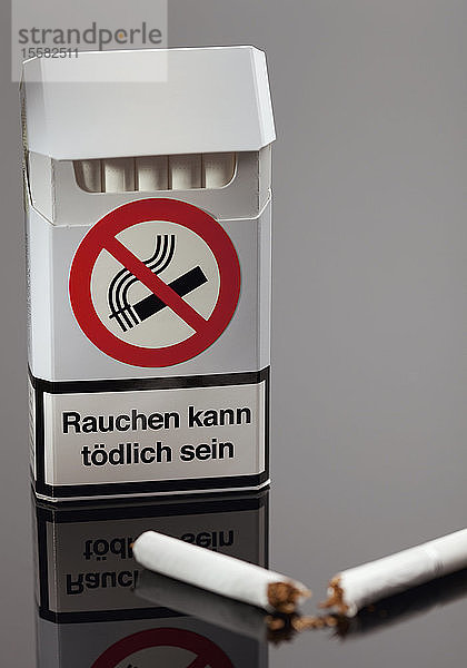 Rauchverbotszeichen auf Zigarettenpackung mit abgebrochener Zigarette