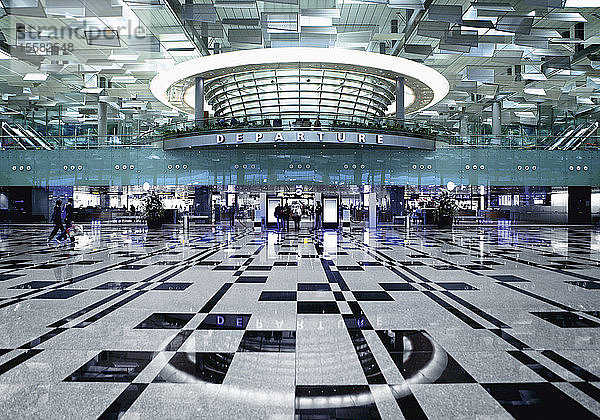 Singapur  Passagier in der Abflughalle des Flughafens