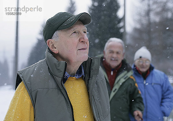 Deutschland  Ältere Männer im Winter stehend