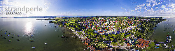 Panoramablick auf den Ammersee und Hafen in Oberbayern  Deutschland
