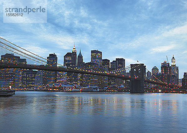 USA  New York  Manhattan  Blick auf die Brooklyn-Brücke mit der Stadt im Hintergrund