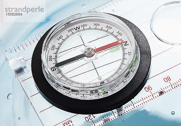 Kompass auf weißem Hintergrund  Nahaufnahme