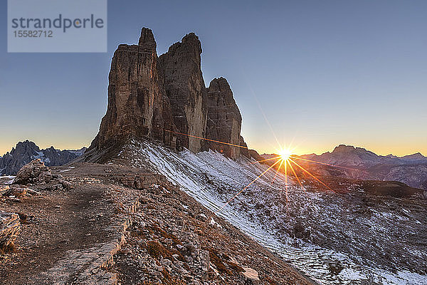 Landschaftliche Ansicht der Tre Cime di Lavaredo vor klarem Himmel bei Sonnenuntergang  Italien