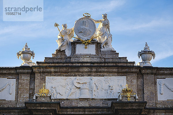 Statuen auf dem Triumphbogen gegen den Himmel in Innsbruck  Österreich