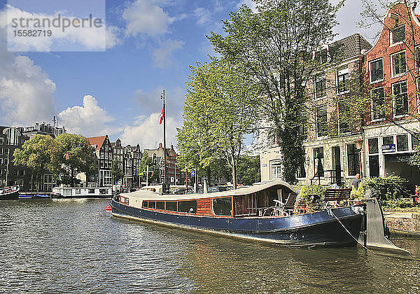 Niederlande  Amsterdam  Ansicht eines Hausbootes am Ufer des Amstel-Kanals