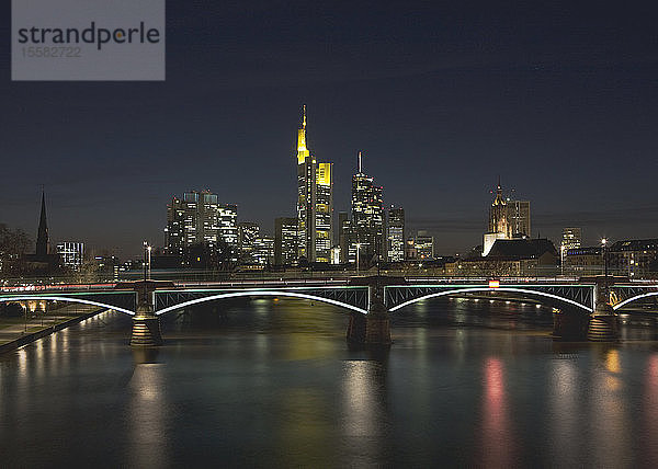 Deutschland  Frankfurt  Blick auf die nächtliche Skyline der Stadt