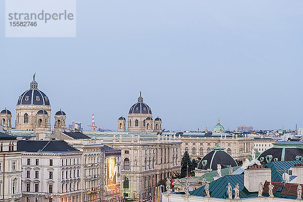 Kunsthistorisches Museum und Gebäude bei strahlend blauem Himmel in Wien  Österreich