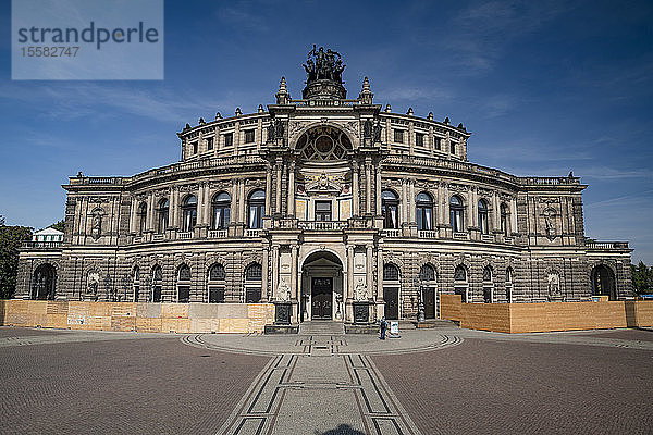 Blick auf die Semperoper vor blauem Himmel in Dresden bei strahlendem Sonnenschein  Sachsen  Deutschland