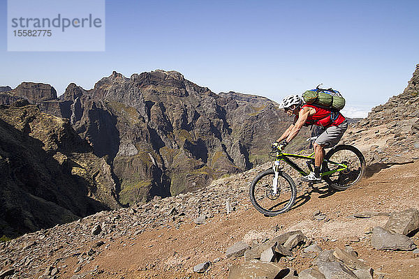 Portugal  Madeira  Erwachsener Mann fährt Mountainbike