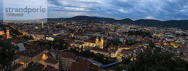 Österreich  Steiermark  Graz  Panorama am Abend