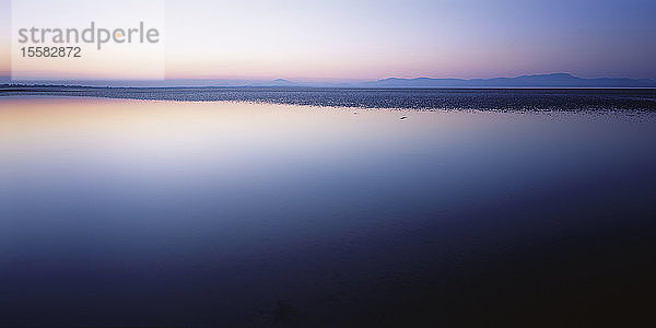 Irland  Blick auf die Wasseroberfläche bei Sonnenaufgang