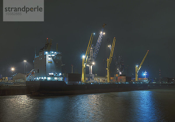 Deutschland  Hamburg  Containerschiff im Wasser im Hafen von Steinerwerder