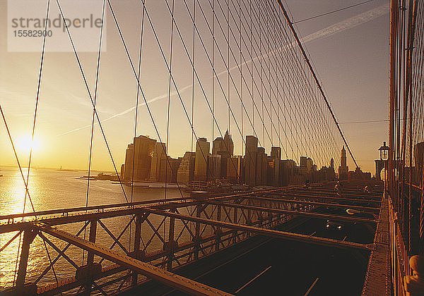 USA  New York  Manhattan  Blick auf die Brookyln-Brücke mit Stadt