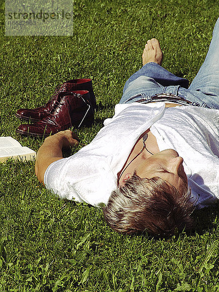 Mann im Gras liegend  schlafend