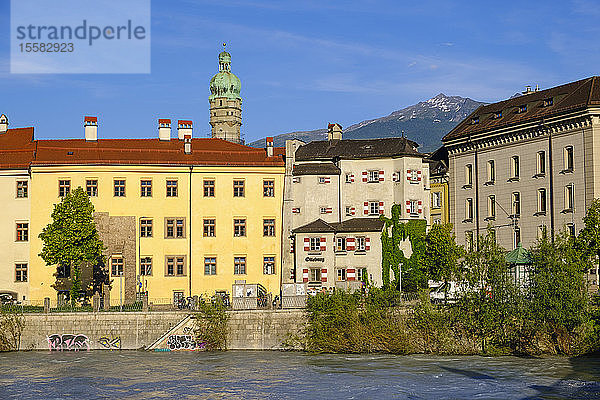 Außenansicht von Gasthaus und Stadtturm gegen blauen Himmel in Innsbruck  Österreich
