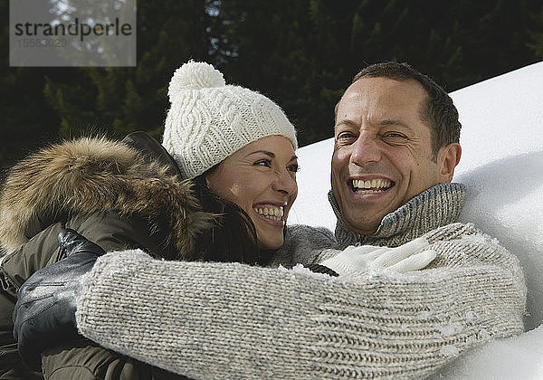 Deutschland  Bayern  Paare haben Spaß im Schnee  lachen