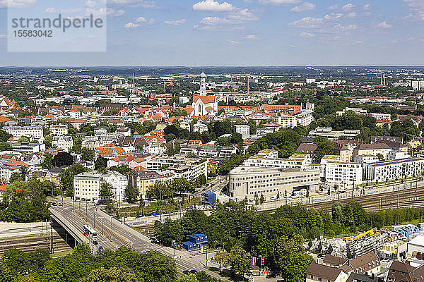 Luftaufnahme des Augsburger Stadtbildes gegen den Himmel während eines sonnigen Tages  Deutschland