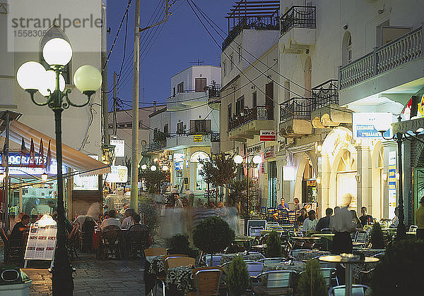 Griechenland  Kos  Restaurant auf der Stadtstraße bei Nacht
