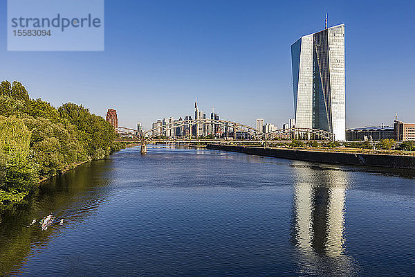 Blick auf den Main bei strahlend blauem Himmel in Frankfurt  Deutschland