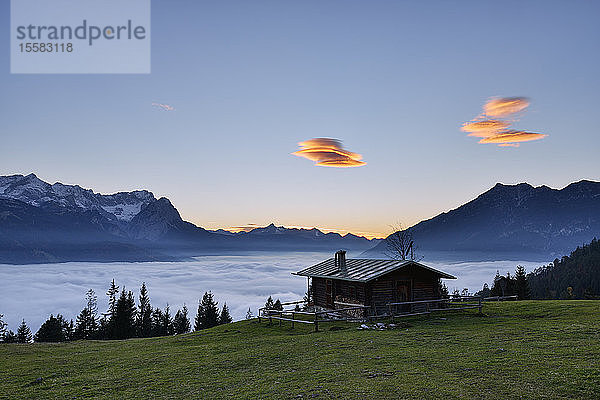 Blockhaus am Mt. Wank mit schöner Zugspitze und nächtlicher Wolkenlandschaft im Hintergrund  Bayern  Deutschland