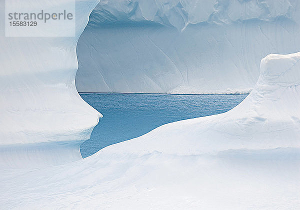 Antarktis  Blick auf den Eisberg
