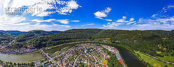 Luftaufnahme der Stadt vor blauem Himmel  Hessen  Deutschland