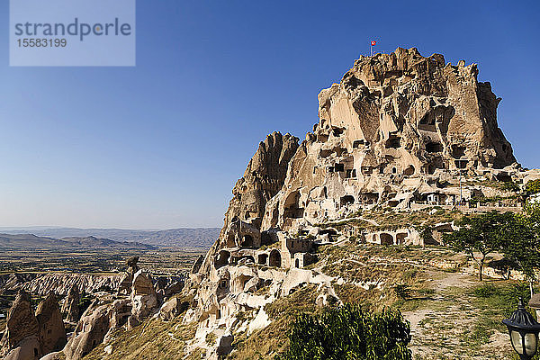 Schloss Uchisar gegen den klaren blauen Himmel in Kappadokien  Türkei