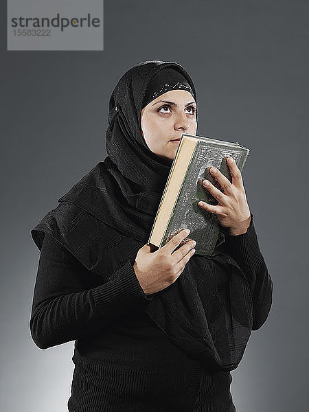 Muslimische Frau hält Koran