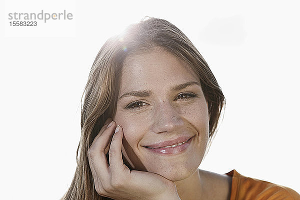 Deutschland  Köln  Junge Frau lächelt  Porträt