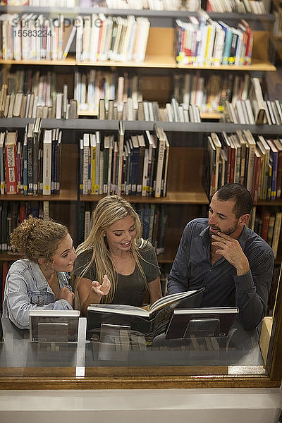 Studenten lernen in einer Bibliothek