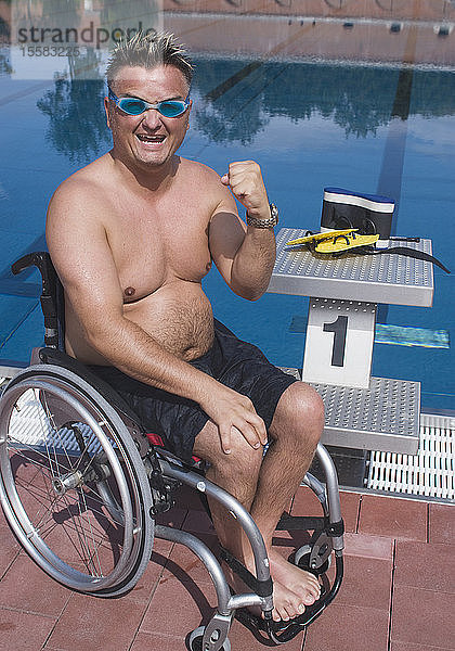 Deutschland  Ingolstadt  Behinderter Mann im Rollstuhl am Schwimmbad