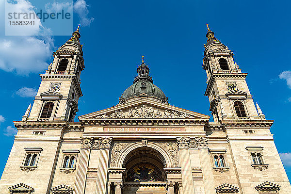 Tiefblick auf die Stephansbasilika vor blauem Himmel in Budapest  Ungarn