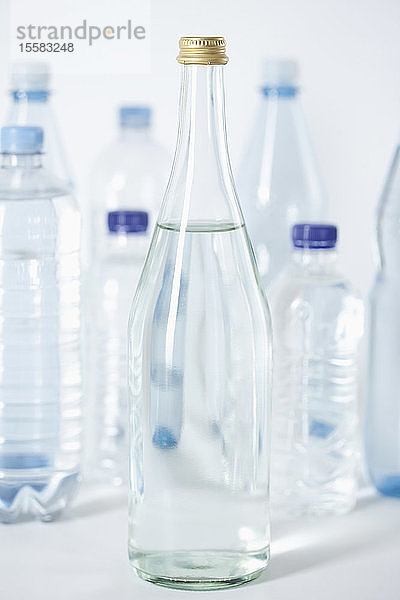 Glasflaschen und Plastikflaschen  Nahaufnahme