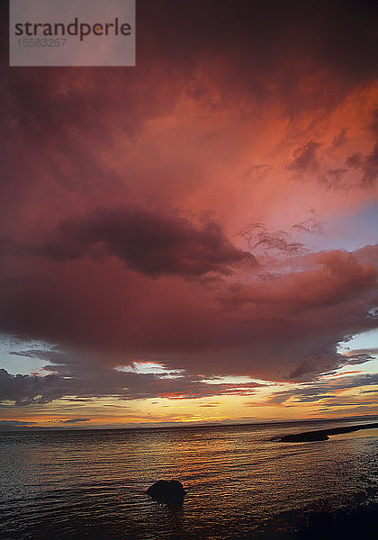 Neuseeland  Blick auf das Meer bei Sonnenuntergang