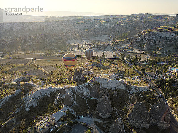 Drohnenansicht von Heißluftballons  die im Goreme-Nationalpark  Kappadokien  Türkei  fliegen