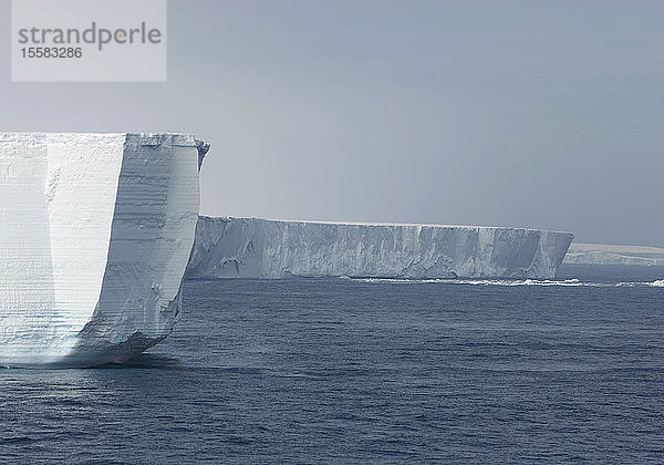 Antarktis  Südatlantik  Blick auf Eisberg