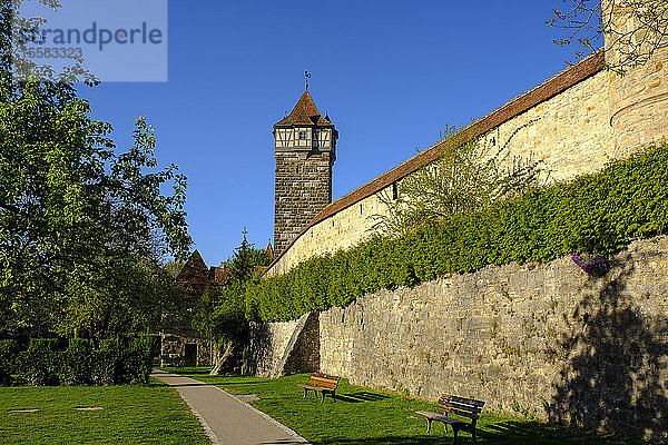 Rathausturm an der Mauer vor klarem blauen Himmel  Deutschland