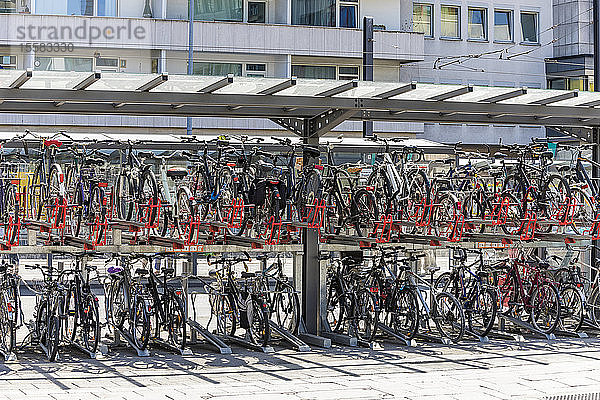 Fahrräder parken an der Konstablerwache  Frankfurt  Deutschland